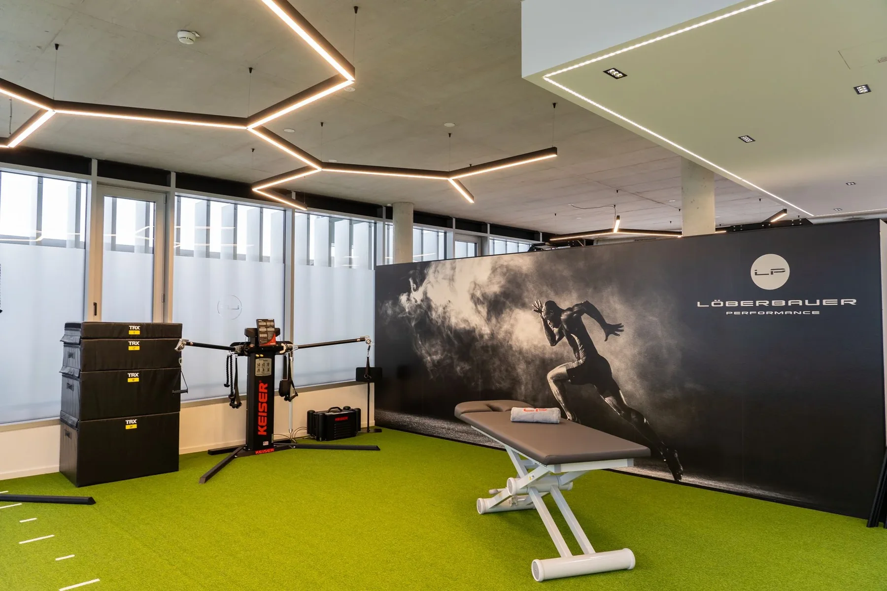 Behandlungs- und Trainingsbereich für Befund, Therapie und aktiven Aufbau